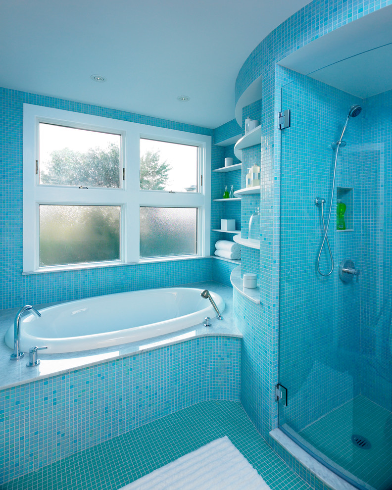 На фото: большая главная ванная комната в морском стиле с накладной ванной, душем в нише, синей плиткой, плиткой мозаикой, синими стенами и полом из мозаичной плитки