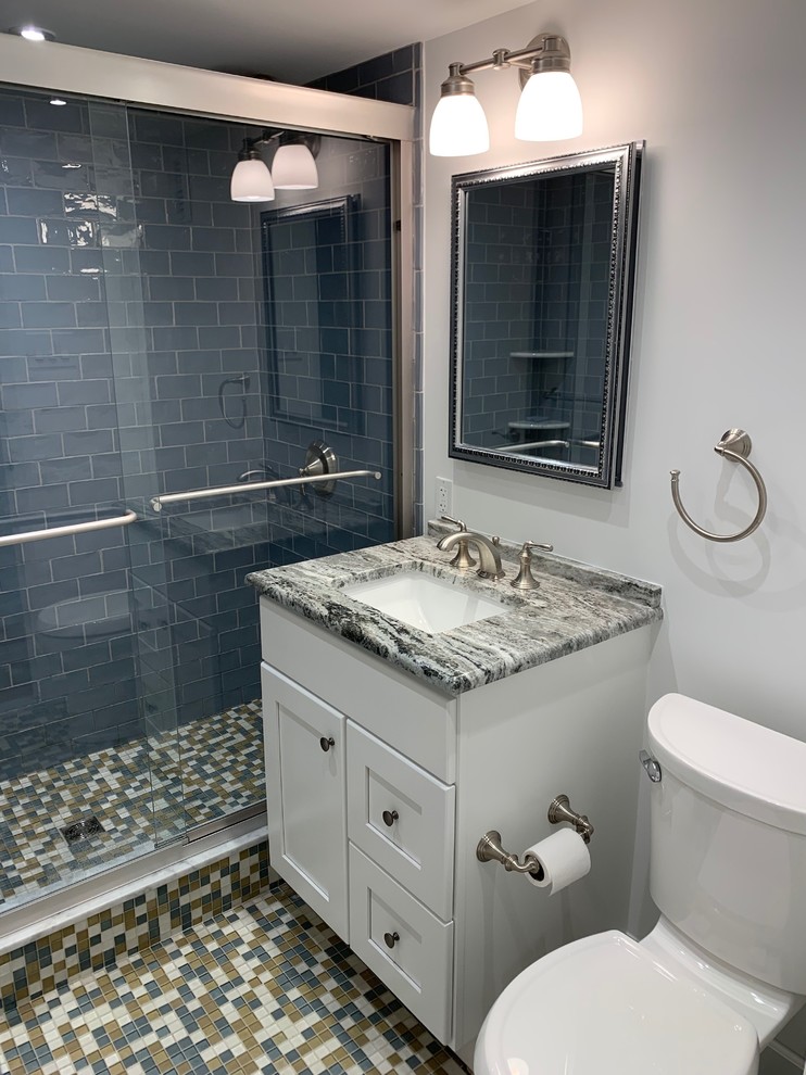 Bild på ett mellanstort eklektiskt badrum, med vita skåp, en dusch i en alkov, vita väggar, mosaikgolv och flerfärgat golv