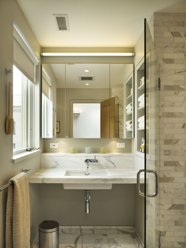 На фото: ванная комната: освещение в стиле неоклассика (современная классика) с плиткой кабанчик