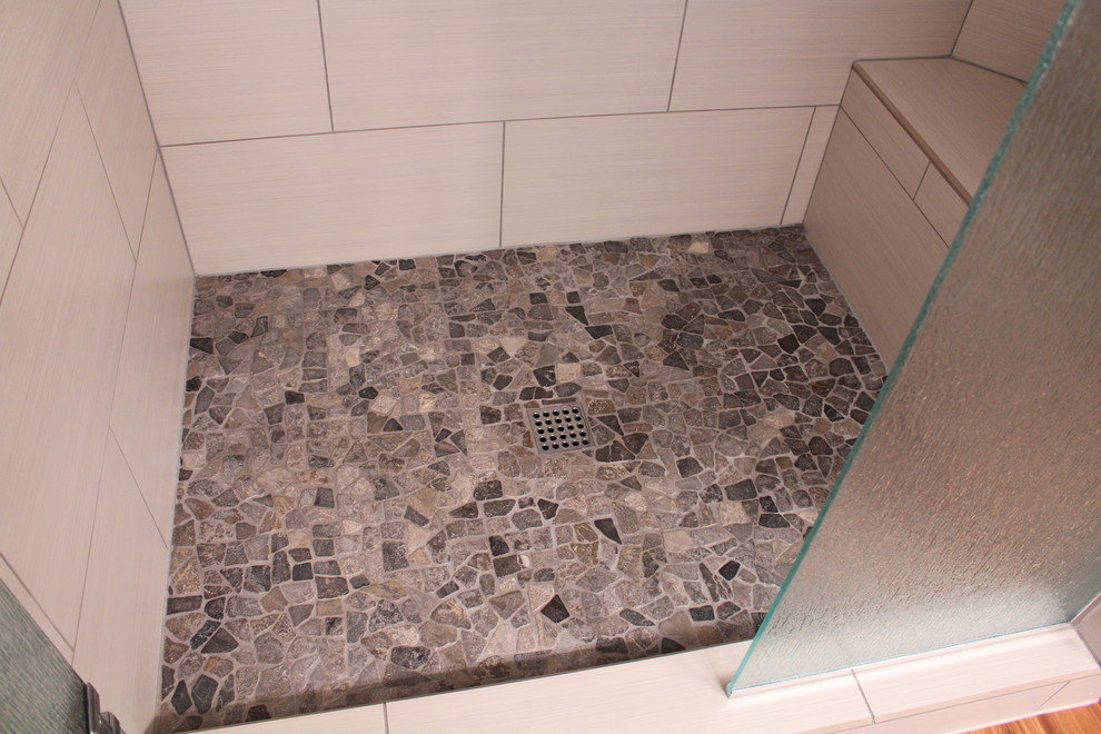 На фото: главная ванная комната среднего размера в современном стиле с двойным душем, серой плиткой и полом из галечной плитки