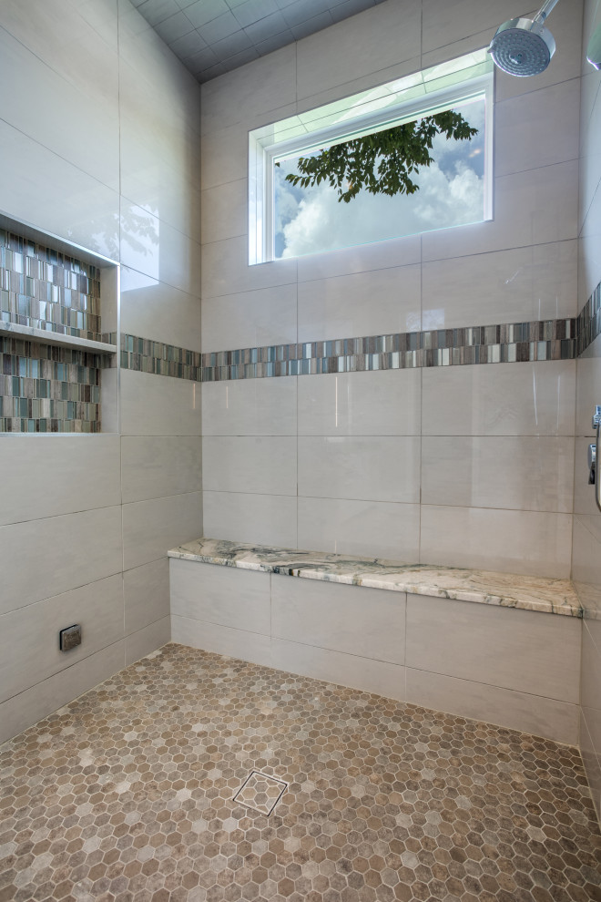 Идея дизайна: большая главная ванная комната в стиле неоклассика (современная классика) с фасадами в стиле шейкер, белыми фасадами, отдельно стоящей ванной, душем в нише, белой плиткой, мраморной плиткой, серыми стенами, мраморным полом, врезной раковиной, мраморной столешницей, белым полом, душем с распашными дверями, зеленой столешницей, сиденьем для душа, тумбой под две раковины, встроенной тумбой и обоями на стенах
