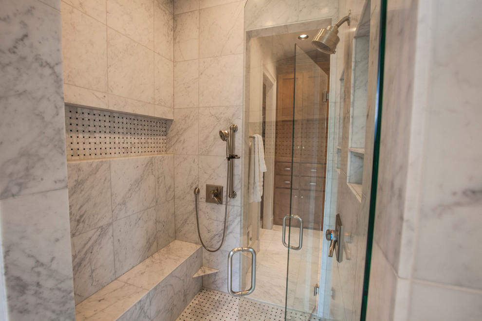 Aménagement d'une grande douche en alcôve principale classique avec un placard à porte shaker, des portes de placard blanches, une baignoire encastrée, un carrelage blanc, un carrelage de pierre, un mur gris, un sol en marbre, un lavabo encastré et un plan de toilette en quartz modifié.