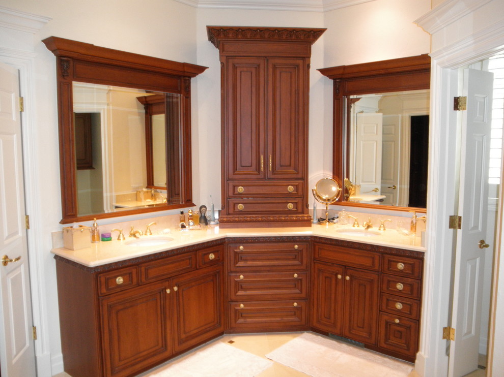 Immagine di una grande stanza da bagno padronale vittoriana con ante con bugna sagomata, ante in legno bruno, piastrelle beige, pavimento in travertino e top in marmo