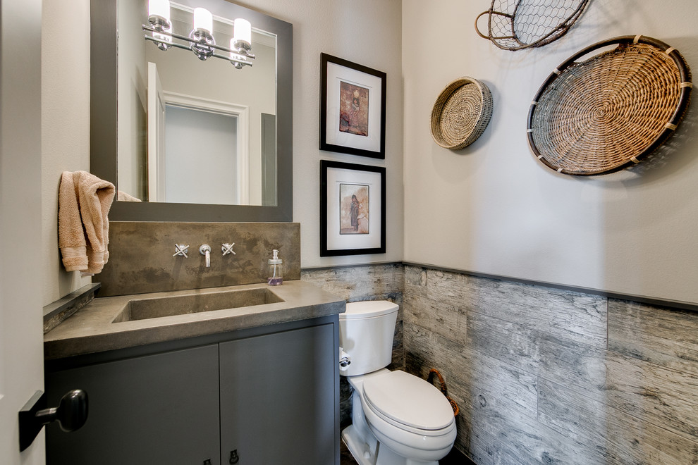 Idee per una piccola stanza da bagno con doccia classica con ante lisce, ante grigie, WC a due pezzi, pareti beige, lavabo integrato e top in saponaria