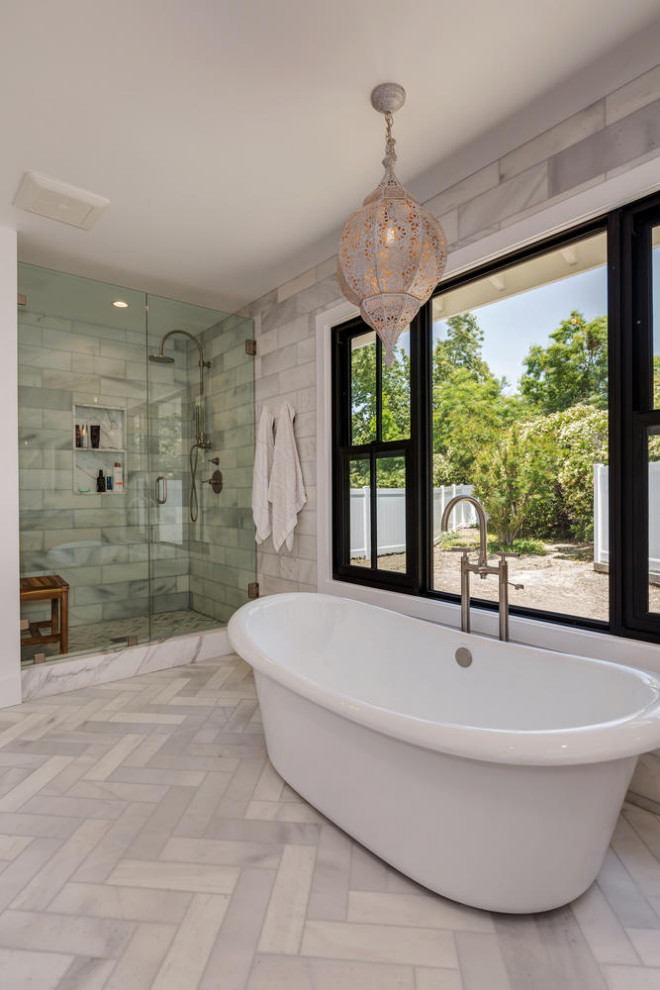 Inspiration för ett stort vintage grå grått en-suite badrum, med skåp i shakerstil, skåp i mellenmörkt trä, ett fristående badkar, en dusch i en alkov, grå kakel, porslinskakel, marmorgolv, ett undermonterad handfat, marmorbänkskiva, grått golv och dusch med gångjärnsdörr