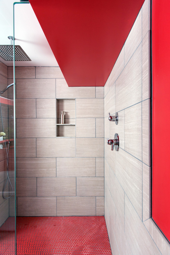 Foto di una stanza da bagno padronale minimalista di medie dimensioni con doccia aperta, piastrelle beige, piastrelle in gres porcellanato, pareti rosse e pavimento in gres porcellanato