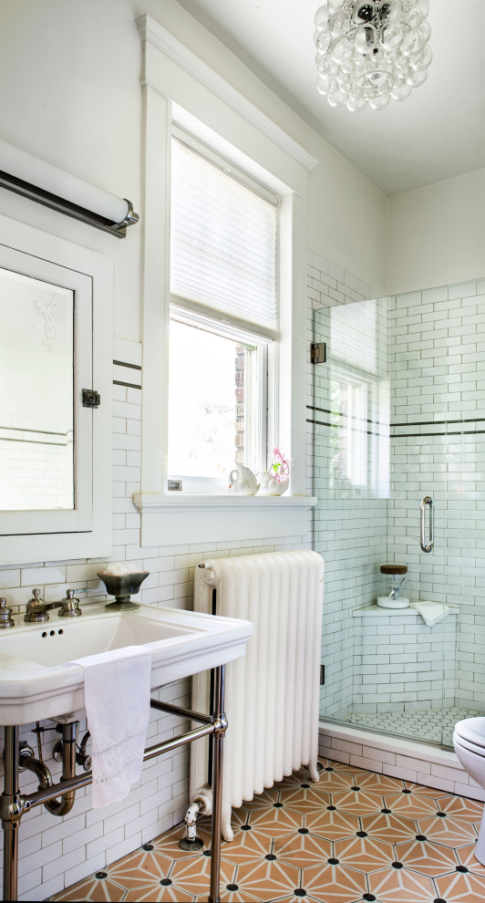 Immagine di una stanza da bagno classica con doccia alcova, piastrelle bianche, piastrelle diamantate, pareti bianche, lavabo a consolle, pavimento marrone, porta doccia a battente e un lavabo