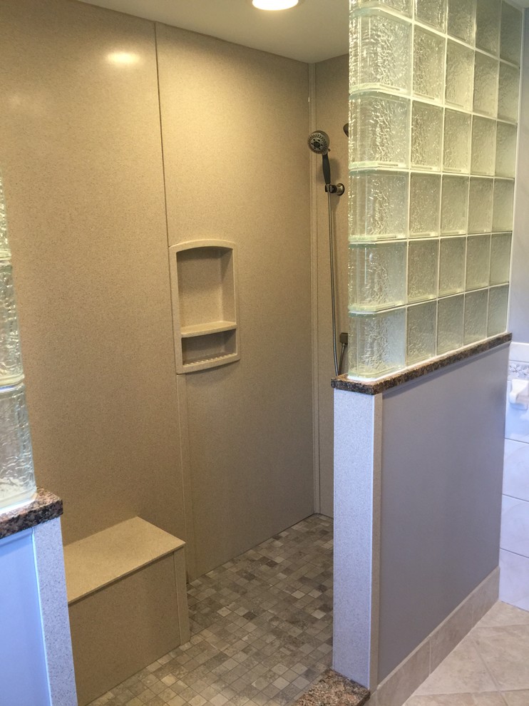 Стильный дизайн: большая главная ванная комната в стиле неоклассика (современная классика) с двойным душем, бежевой плиткой, керамогранитной плиткой, серыми стенами и полом из керамогранита - последний тренд