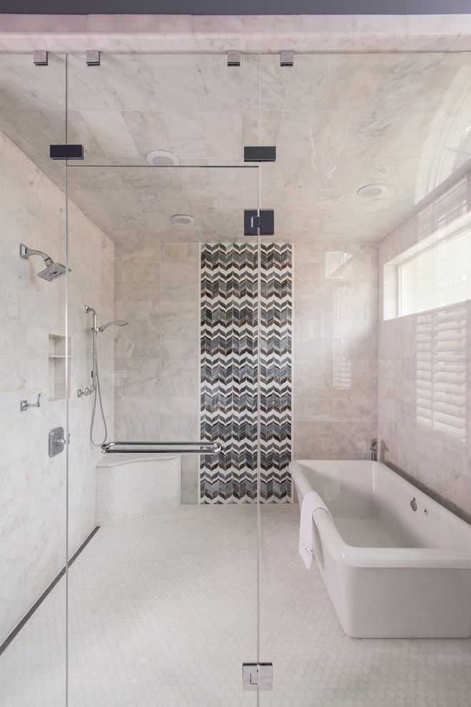 Klassisk inredning av ett stort en-suite badrum, med marmorbänkskiva, ett fristående badkar, vit kakel, mosaik, grå väggar och marmorgolv
