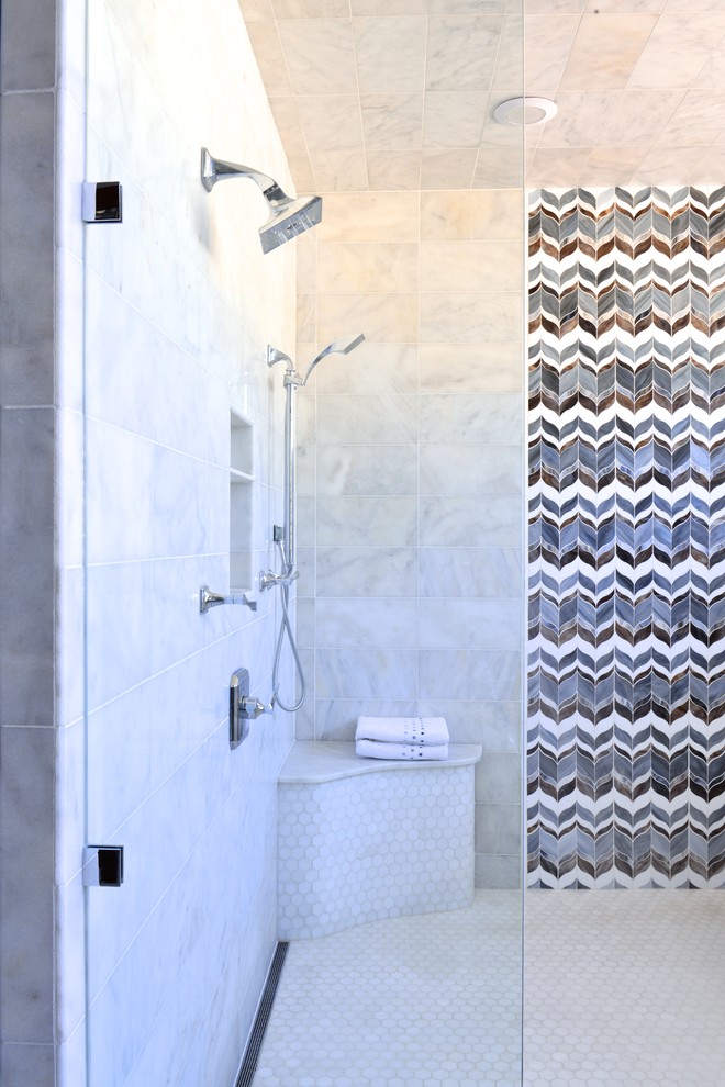 Réalisation d'une grande salle de bain tradition en bois foncé avec un lavabo posé, un placard à porte plane, un plan de toilette en marbre, une baignoire indépendante, WC à poser, un carrelage blanc, un mur gris, un sol en marbre et une douche ouverte.