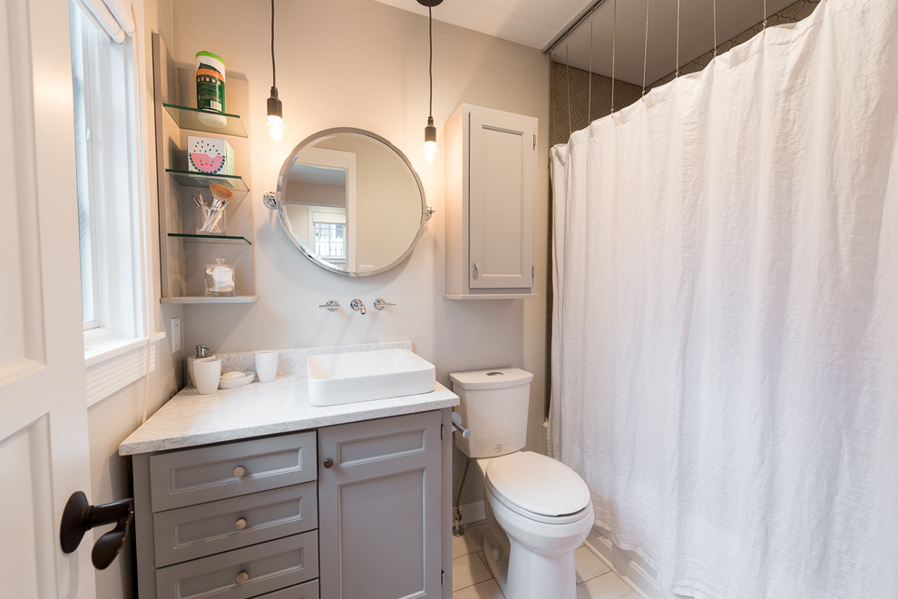 Пример оригинального дизайна: маленькая детская ванная комната в классическом стиле с фасадами в стиле шейкер, серыми фасадами, ванной в нише, душем над ванной, раздельным унитазом, бежевой плиткой, керамической плиткой, розовыми стенами, полом из керамогранита, настольной раковиной, столешницей из кварцита, шторкой для ванной и белым полом для на участке и в саду