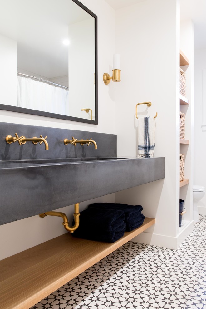 Klassisches Badezimmer mit weißer Wandfarbe, integriertem Waschbecken, Beton-Waschbecken/Waschtisch, buntem Boden und grauer Waschtischplatte in Sonstige