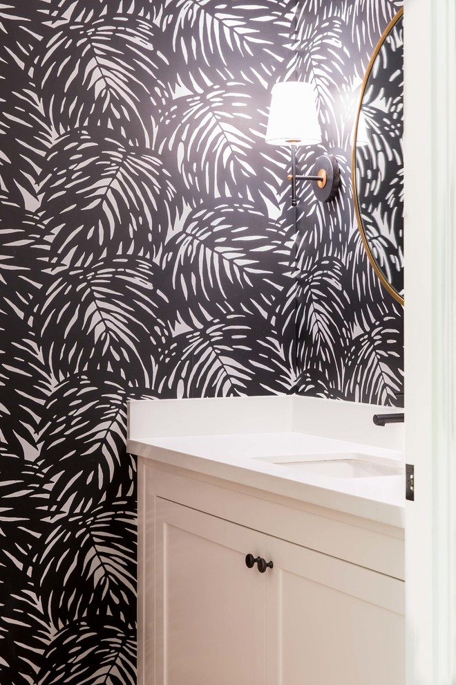 Ispirazione per un bagno di servizio minimalista con ante in stile shaker, ante bianche, pareti multicolore, lavabo sottopiano e top in superficie solida