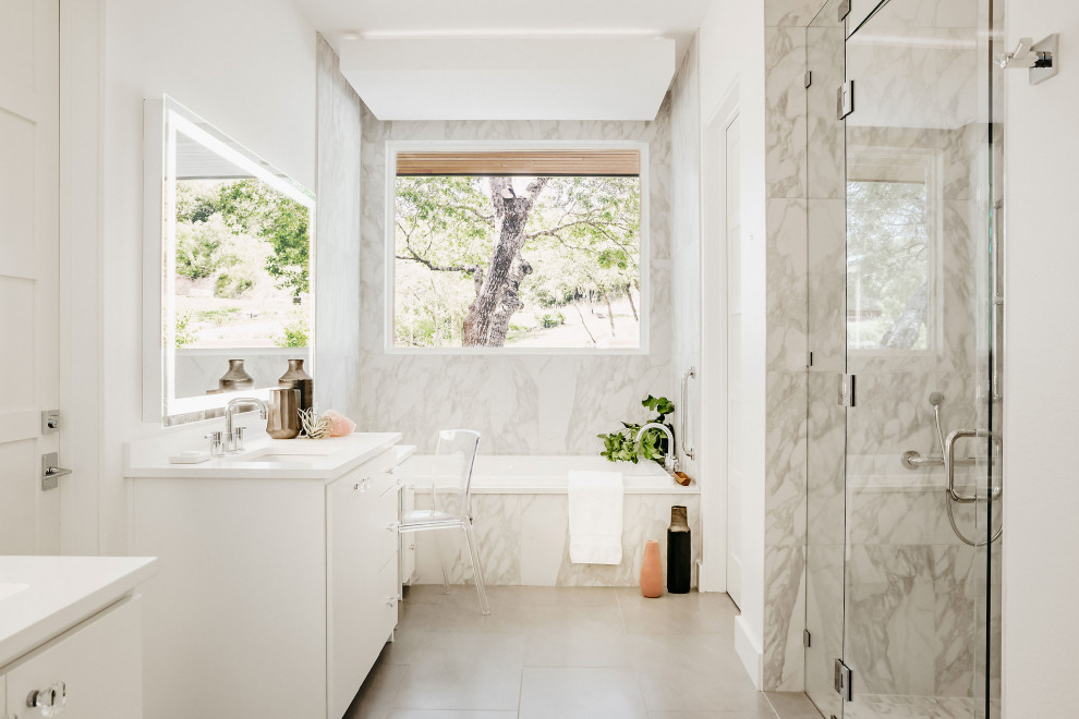 Стильный дизайн: ванная комната в современном стиле с плоскими фасадами, белыми фасадами, накладной ванной, душем в нише, белой плиткой, белыми стенами, врезной раковиной, серым полом, душем с распашными дверями, белой столешницей, тумбой под одну раковину, напольной тумбой и зеркалом с подсветкой - последний тренд