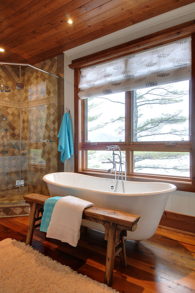 Inspiration för ett rustikt badrum, med ett fristående badkar