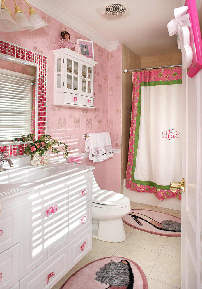 Esempio di una stanza da bagno per bambini tradizionale di medie dimensioni con lavabo integrato, ante con bugna sagomata, ante bianche, vasca ad alcova, vasca/doccia, piastrelle beige, pareti rosa, top in laminato, piastrelle in ceramica e pavimento con piastrelle in ceramica