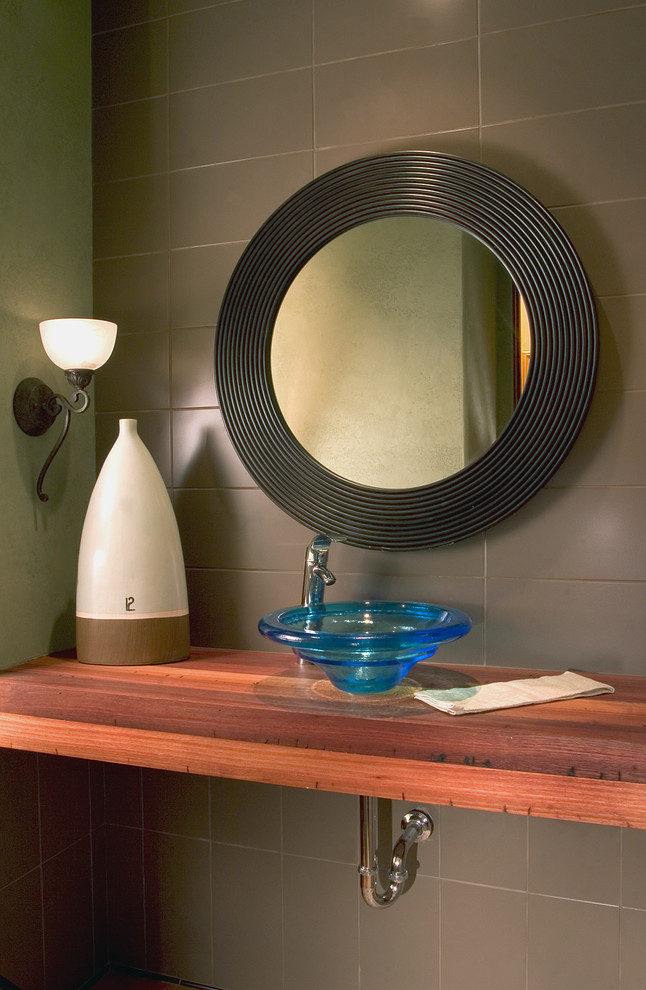 На фото: ванная комната в классическом стиле с настольной раковиной и столешницей из дерева