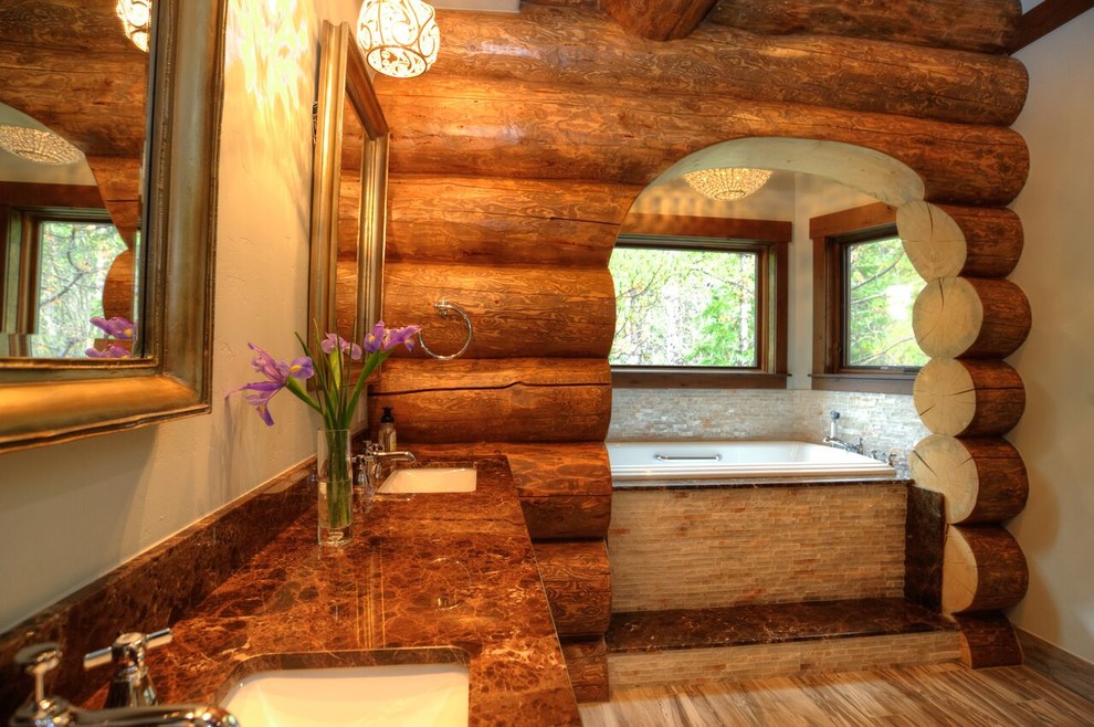 Imagen de cuarto de baño principal rural grande con bañera encastrada, baldosas y/o azulejos beige, azulejos en listel, paredes blancas, lavabo bajoencimera, encimera de granito y encimeras marrones