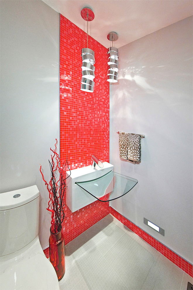 Imagen de cuarto de baño contemporáneo de tamaño medio con sanitario de una pieza, baldosas y/o azulejos rojos, baldosas y/o azulejos de vidrio, paredes grises, suelo de linóleo, aseo y ducha y lavabo suspendido