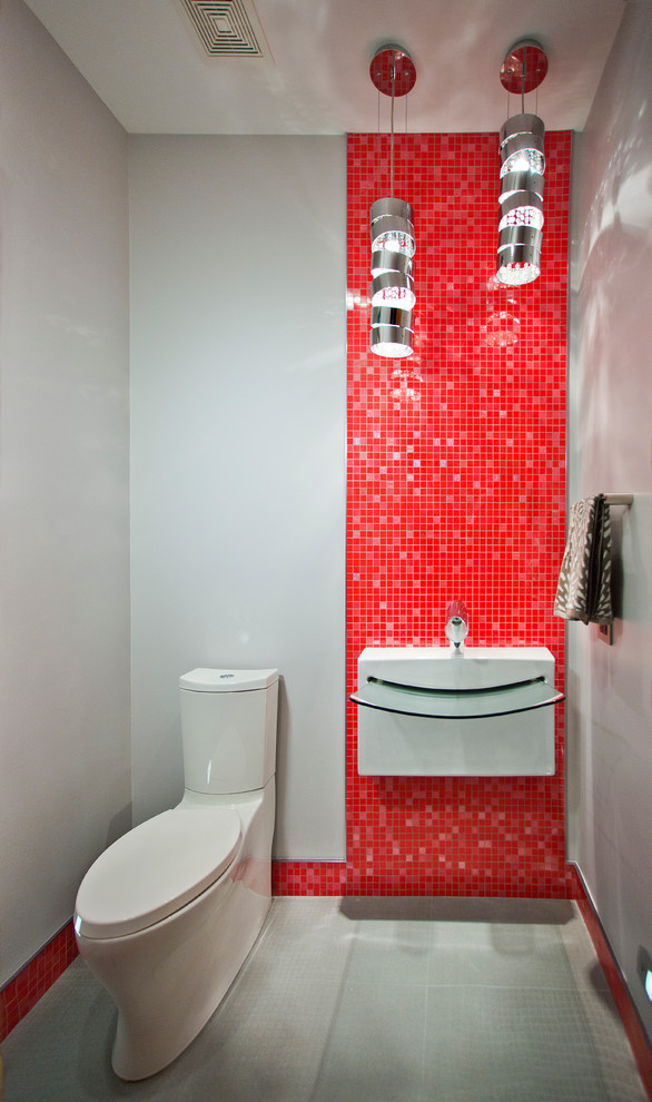 シカゴにある中くらいなコンテンポラリースタイルのおしゃれなバスルーム (浴槽なし) (一体型トイレ	、赤いタイル、ガラスタイル、グレーの壁、リノリウムの床、壁付け型シンク) の写真