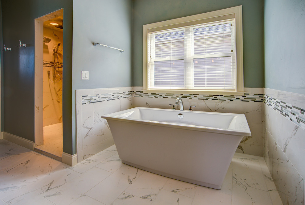 Ejemplo de cuarto de baño principal clásico renovado grande con bañera exenta, ducha empotrada, baldosas y/o azulejos azules, baldosas y/o azulejos grises, baldosas y/o azulejos blancos, baldosas y/o azulejos de piedra y paredes verdes