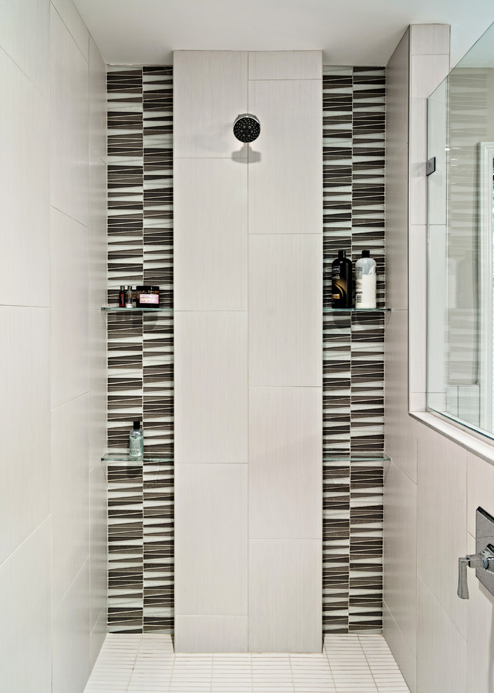 Источник вдохновения для домашнего уюта: главная ванная комната среднего размера в стиле неоклассика (современная классика) с раздельным унитазом, серой плиткой, серыми стенами, полом из керамогранита, врезной раковиной, керамогранитной плиткой, фасадами в стиле шейкер, черными фасадами, полновстраиваемой ванной, душем в нише и столешницей из гранита