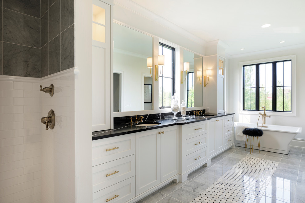 Bild på ett vintage en-suite badrum, med skåp i shakerstil, vita skåp, ett fristående badkar, grå kakel, vita väggar, ett undermonterad handfat och flerfärgat golv