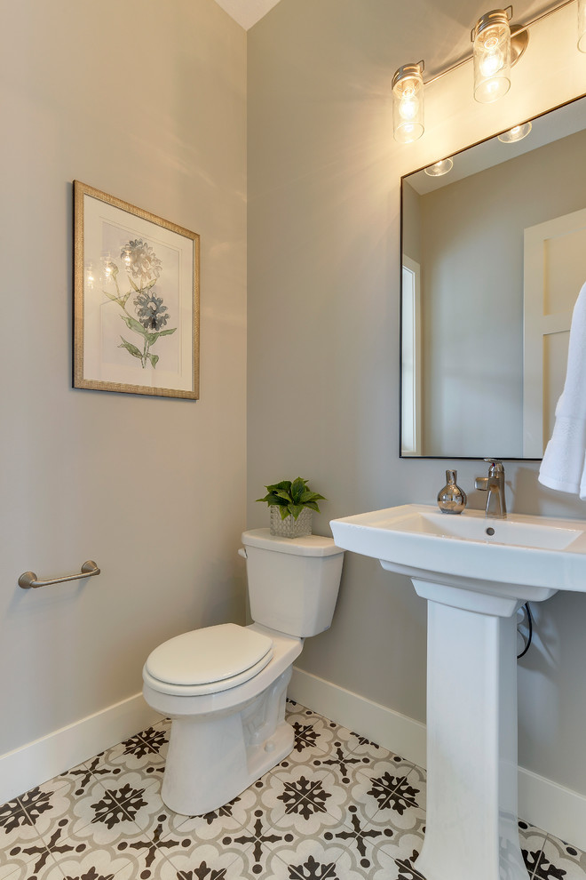 Свежая идея для дизайна: маленькая ванная комната в стиле кантри с унитазом-моноблоком, серыми стенами, полом из керамогранита, раковиной с пьедесталом и серым полом для на участке и в саду - отличное фото интерьера