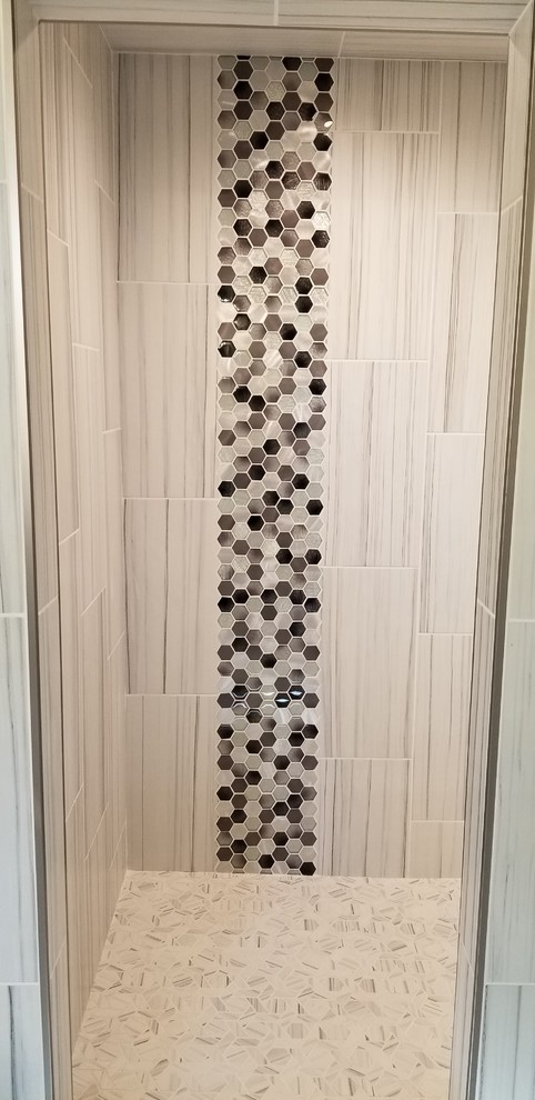 Modelo de cuarto de baño principal clásico renovado grande con ducha abierta, sanitario de una pieza, paredes grises, suelo con mosaicos de baldosas, encimera de granito, suelo multicolor y ducha abierta