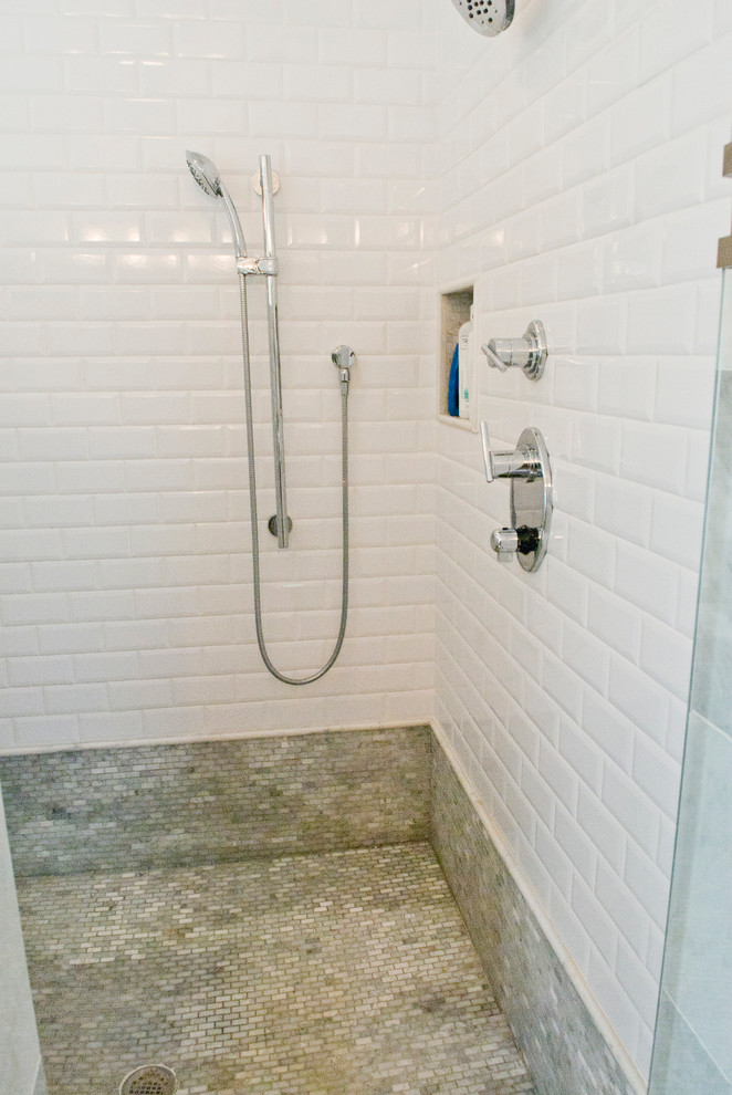 Пример оригинального дизайна: главная ванная комната в стиле кантри с фасадами в стиле шейкер, белыми фасадами, накладной ванной, угловым душем, раздельным унитазом, черной плиткой, керамогранитной плиткой, синими стенами, полом из керамогранита, врезной раковиной и мраморной столешницей