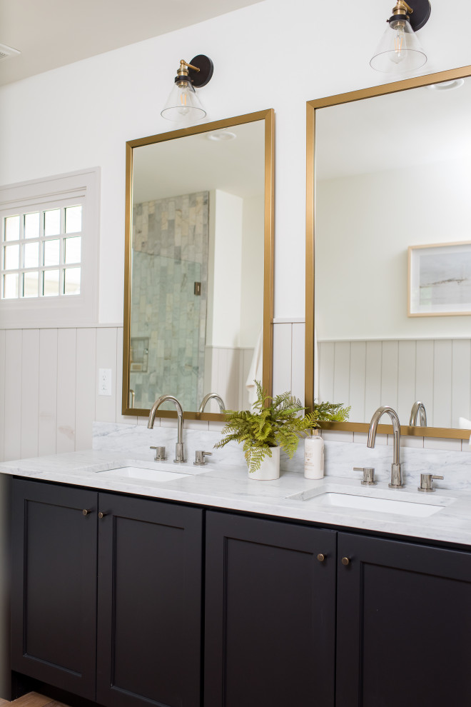 Exempel på ett mellanstort klassiskt en-suite badrum, med skåp i shakerstil, svarta skåp, marmorkakel, mellanmörkt trägolv, ett undermonterad handfat, marmorbänkskiva, brunt golv och dusch med gångjärnsdörr