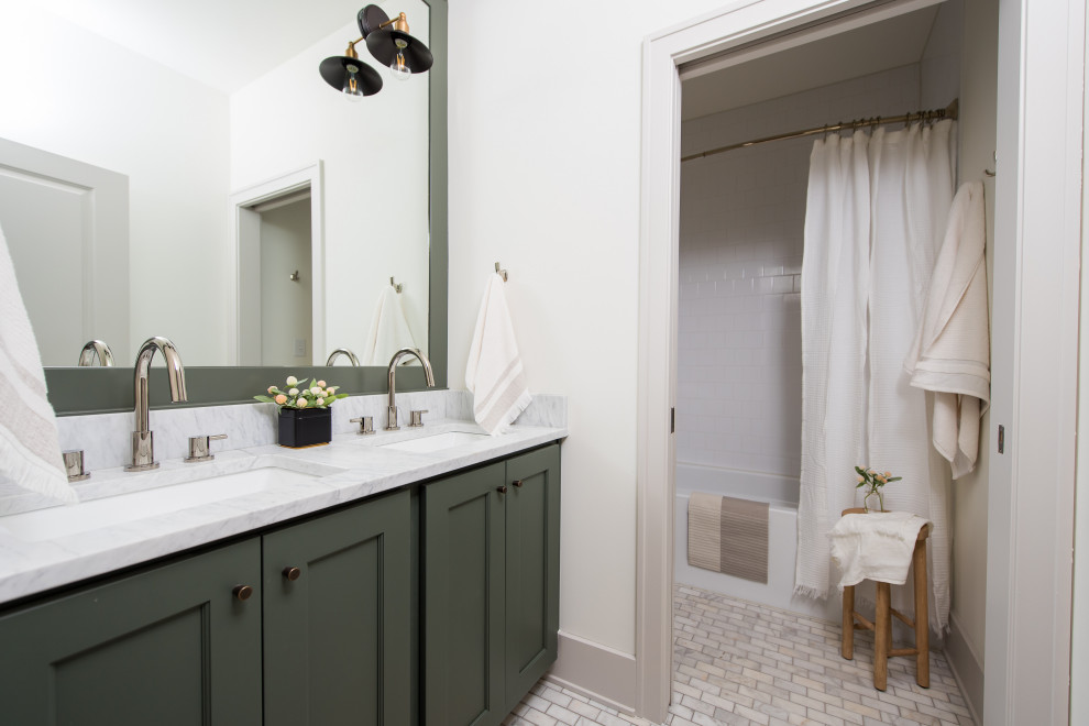 На фото: ванная комната среднего размера в стиле неоклассика (современная классика) с фасадами в стиле шейкер, зелеными фасадами, ванной в нише, душем в нише, белой плиткой, керамической плиткой, мраморным полом, врезной раковиной, мраморной столешницей, белым полом, шторкой для ванной, белой столешницей, тумбой под две раковины, встроенной тумбой, белыми стенами и душевой кабиной