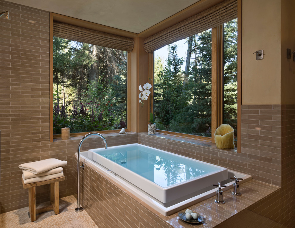 Стильный дизайн: главная ванная комната среднего размера в стиле рустика с накладной ванной, коричневой плиткой, керамогранитной плиткой, бежевыми стенами, полом из мозаичной плитки и бежевым полом - последний тренд