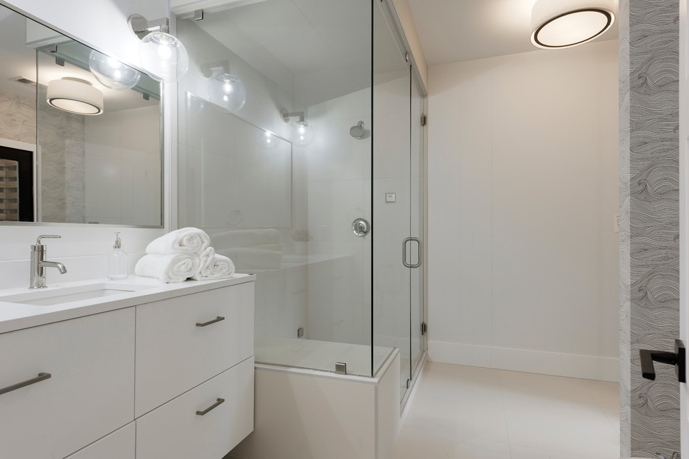 Idéer för mellanstora funkis badrum med dusch, med släta luckor, vita skåp, våtrum, vit kakel, vita väggar, ett undermonterad handfat, vitt golv och dusch med gångjärnsdörr