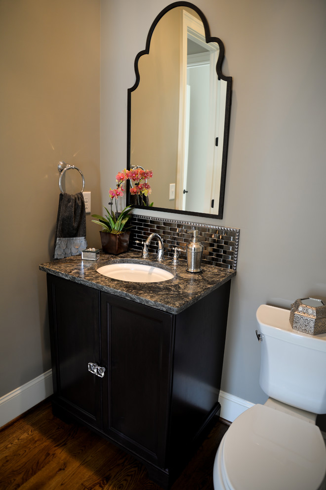 Exemple d'une salle de bain avec un lavabo encastré et un plan de toilette en granite.