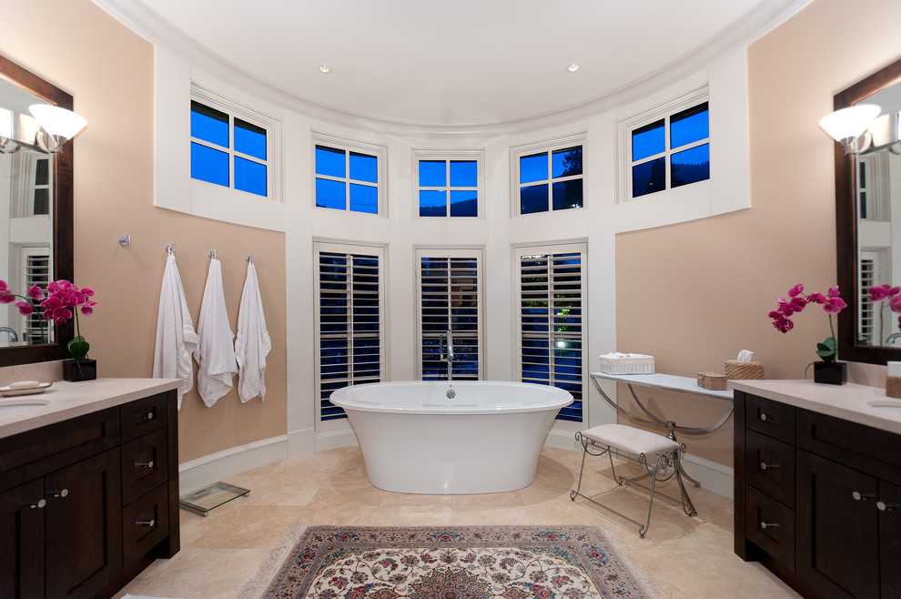 Ispirazione per una stanza da bagno contemporanea con lavabo sottopiano, ante in stile shaker, ante in legno bruno e vasca freestanding