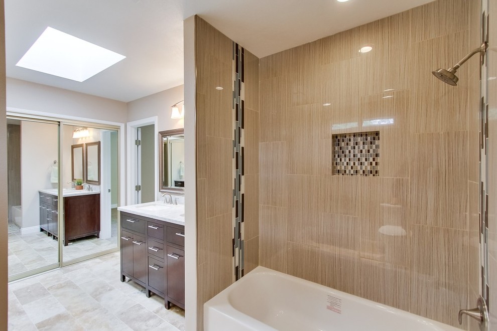 Modern inredning av ett en-suite badrum, med möbel-liknande, skåp i mörkt trä, granitbänkskiva, ett badkar i en alkov, en dusch i en alkov, beige kakel, porslinskakel, beige väggar och travertin golv