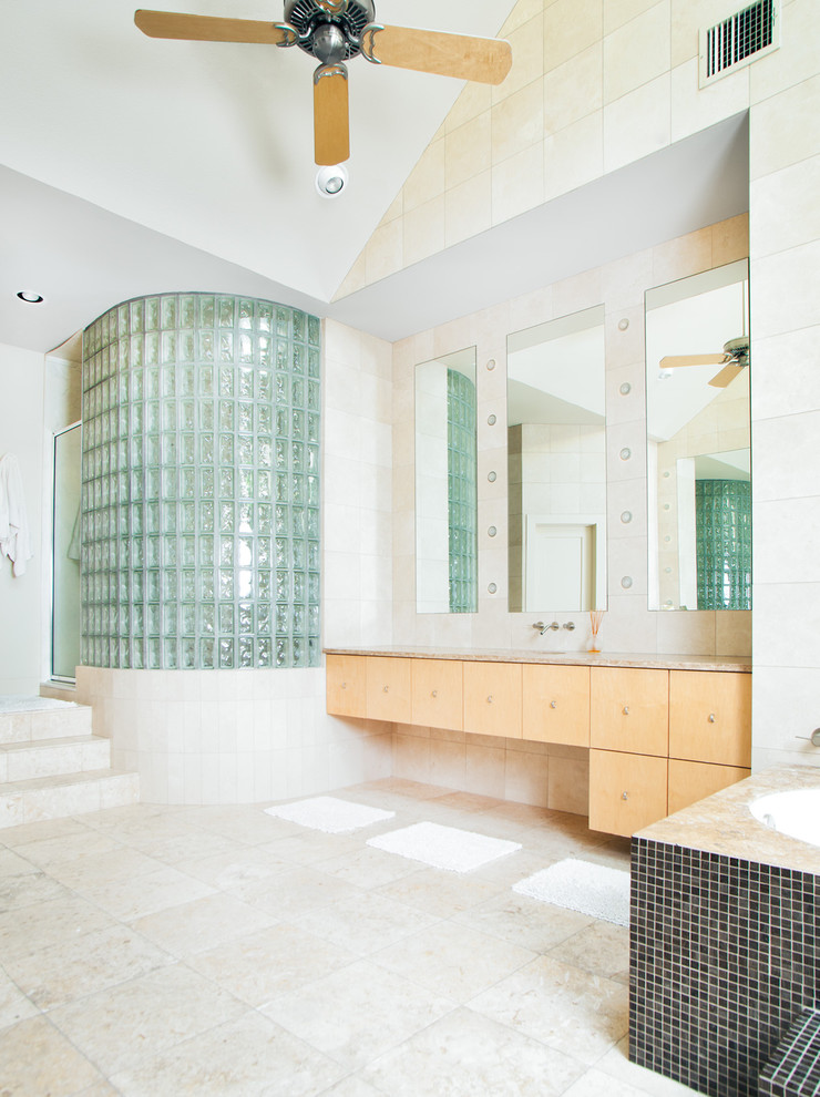 Ejemplo de cuarto de baño actual con baldosas y/o azulejos en mosaico