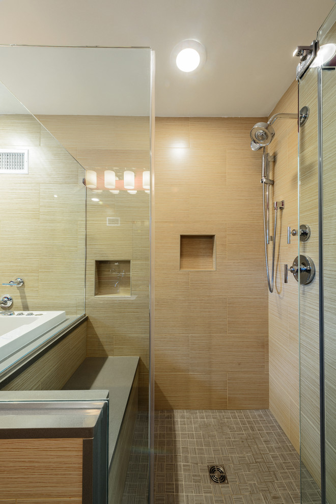 Источник вдохновения для домашнего уюта: главная ванная комната среднего размера в современном стиле с отдельно стоящей ванной, открытым душем, розовыми стенами и столешницей из гранита