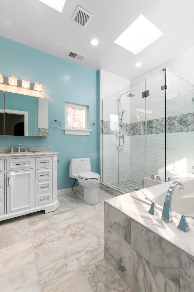 Пример оригинального дизайна: главная ванная комната среднего размера в стиле неоклассика (современная классика) с фасадами с утопленной филенкой, белыми фасадами, накладной ванной, угловым душем, серой плиткой, белой плиткой, синими стенами, полом из керамогранита, врезной раковиной, серым полом, душем с распашными дверями, серой столешницей, тумбой под одну раковину и встроенной тумбой