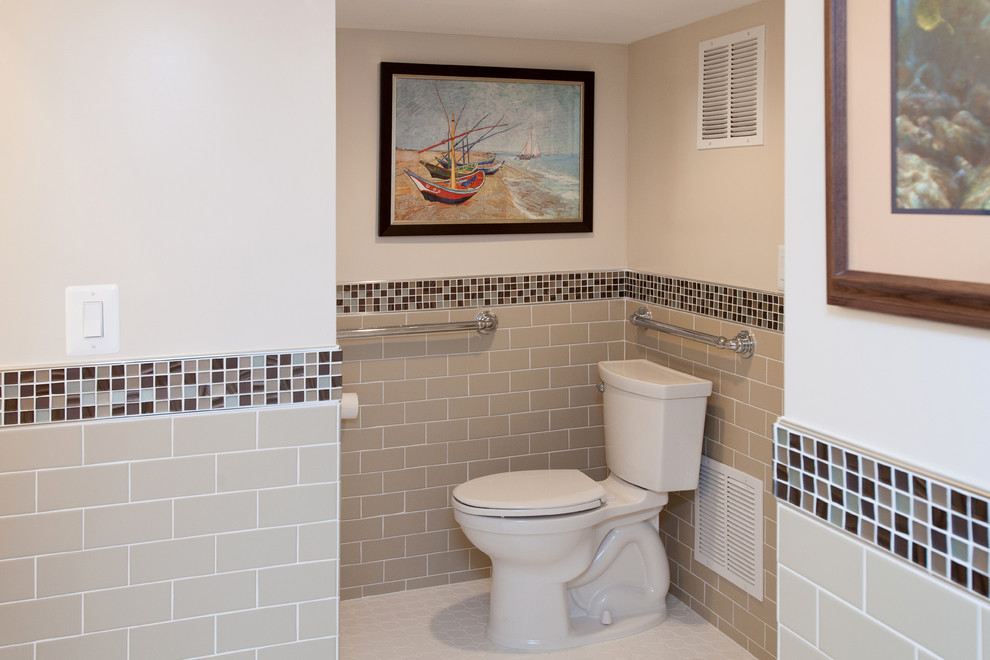 Diseño de cuarto de baño clásico con paredes beige