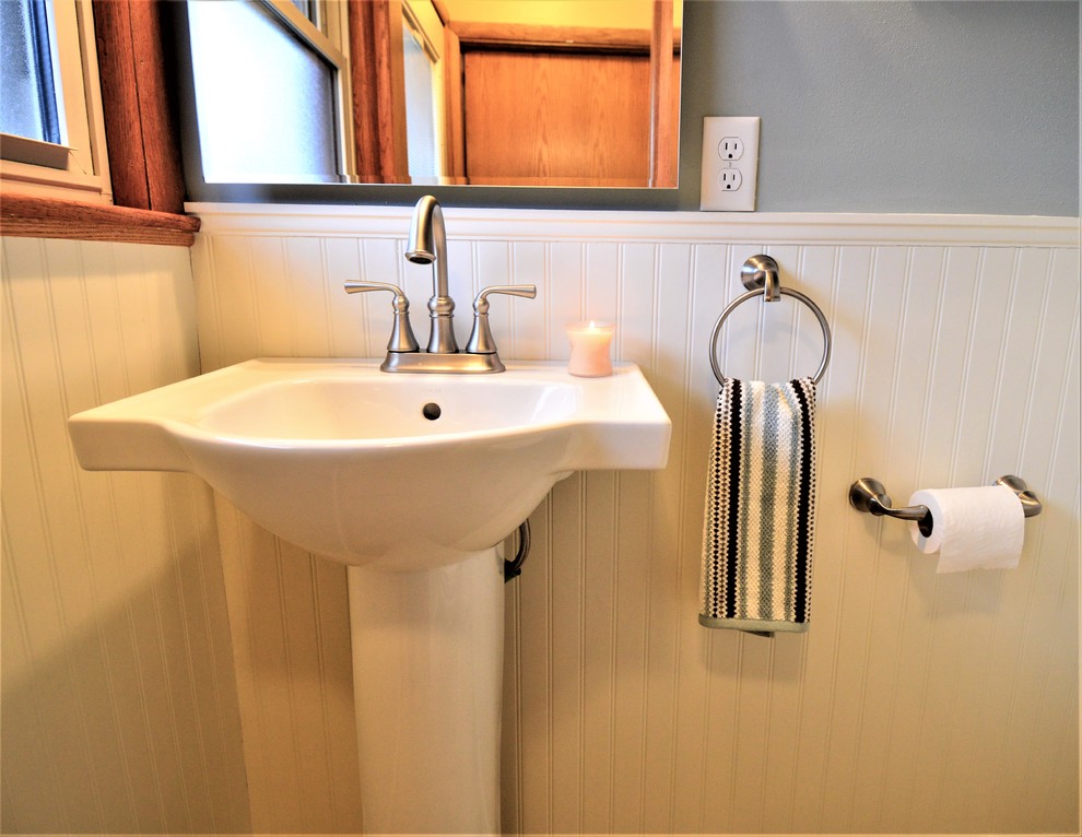 Idéer för ett litet klassiskt badrum med dusch, med luckor med upphöjd panel, skåp i mörkt trä, en toalettstol med separat cisternkåpa, grå väggar, ljust trägolv, ett piedestal handfat, bänkskiva i akrylsten och beiget golv