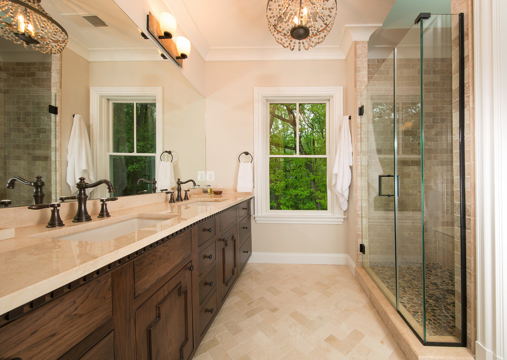 Diseño de cuarto de baño clásico renovado con ducha con puerta con bisagras