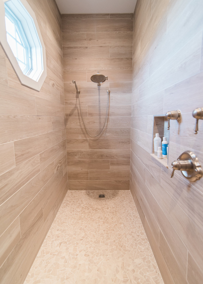 Modern inredning av ett mellanstort badrum, med en dusch i en alkov, beige kakel, beige väggar, klinkergolv i småsten, beiget golv och med dusch som är öppen