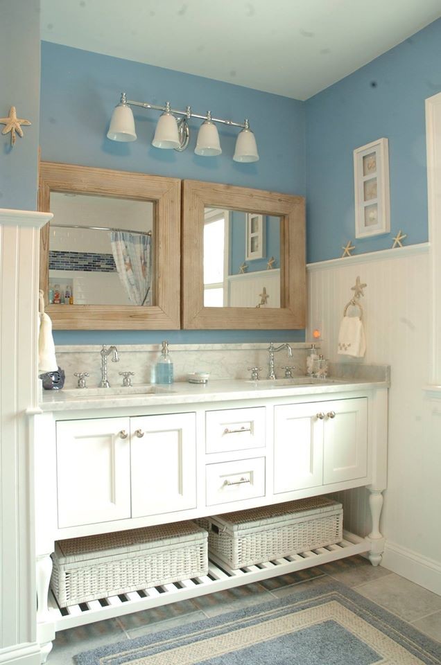 Idéer för ett mellanstort maritimt badrum med dusch, med skåp i shakerstil, vita skåp, en toalettstol med hel cisternkåpa, blå väggar, klinkergolv i porslin och marmorbänkskiva