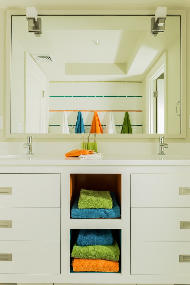 Bild på ett mellanstort vintage badrum för barn, med ett undermonterad handfat, släta luckor, vita skåp, bänkskiva i kvarts, vit kakel, keramikplattor, vita väggar och klinkergolv i keramik