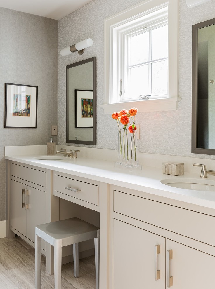 Inredning av ett klassiskt stort en-suite badrum, med ett undermonterad handfat, släta luckor, beige skåp, grå väggar, bänkskiva i kvarts, vit kakel och klinkergolv i porslin
