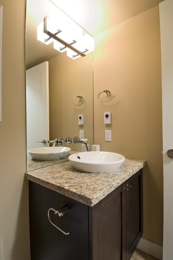 Esempio di una stanza da bagno contemporanea con lavabo a bacinella, ante in stile shaker, ante in legno scuro, top in granito, WC monopezzo e piastrelle in gres porcellanato