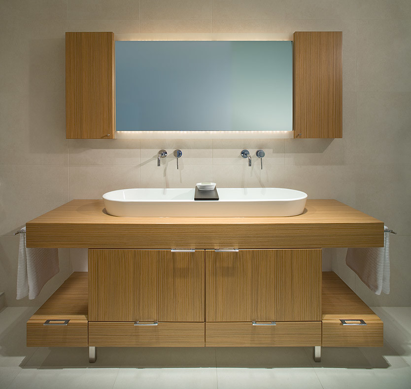 Свежая идея для дизайна: ванная комната в стиле модернизм с настольной раковиной, плоскими фасадами, светлыми деревянными фасадами, столешницей из искусственного кварца и инсталляцией - отличное фото интерьера