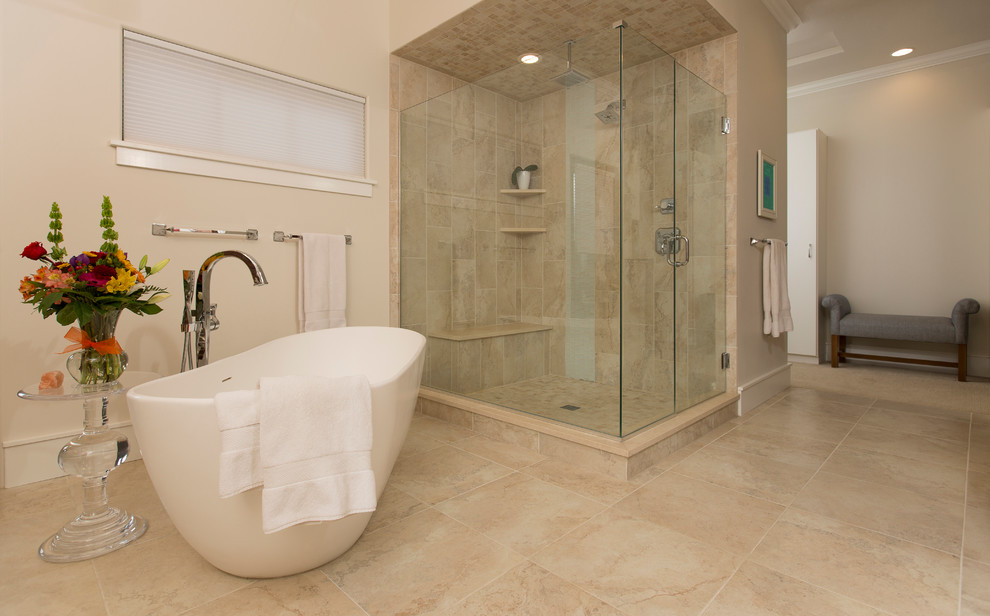 Esempio di una grande stanza da bagno padronale mediterranea con doccia ad angolo, pareti bianche e pavimento in travertino